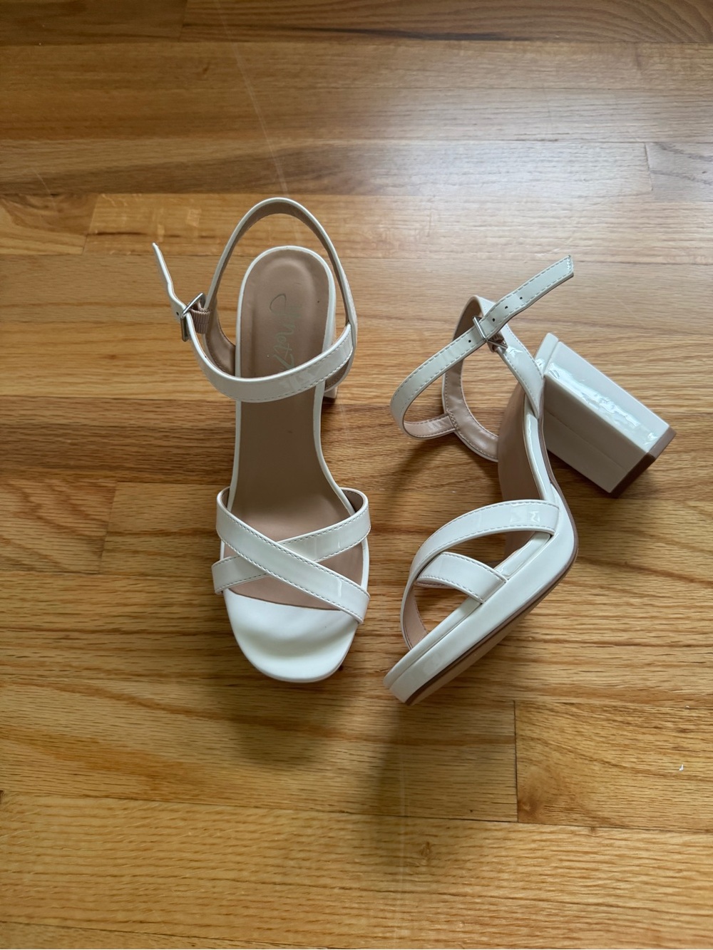 Women’s White Strappy Block Heel Sandals size 6 New in box